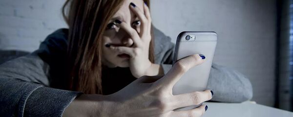 Девушка с телефоном - 俄罗斯卫星通讯社