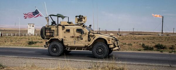 Американский военный автомобиль патрулирует сирийские нефтяные месторождения Американский военный автомобиль патрулирует сирийские нефтяные месторождения - 俄罗斯卫星通讯社