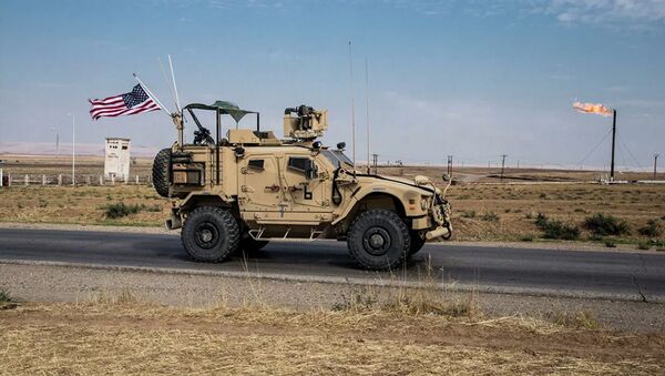 Американский военный автомобиль патрулирует сирийские нефтяные месторождения - 俄羅斯衛星通訊社
