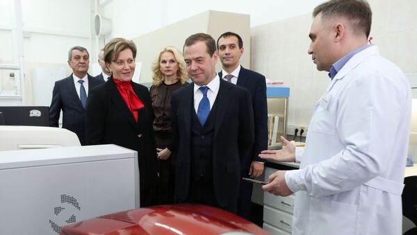 Премьер-министр России Дмитрий Медведев во время посещения Государственного научного центра вирусологии и биотехнологии Вектор в Новосибирске - 俄羅斯衛星通訊社