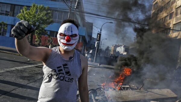 Демонстрант в маске во время протестов в Сантьяго, Чили - 俄罗斯卫星通讯社