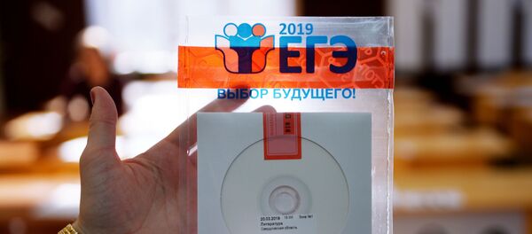 Диск с заданиями единого государственного экзамена - 俄羅斯衛星通訊社