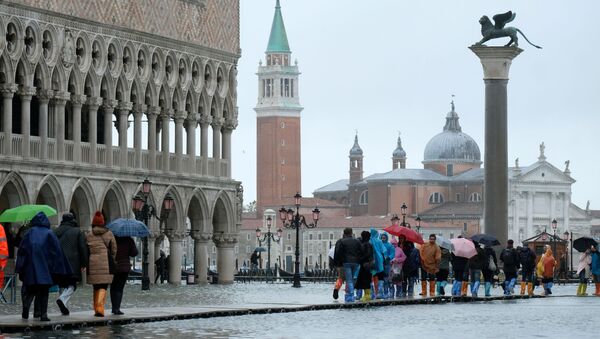 Туристы на затопленной площади Сан-Марко в Венеции - 俄罗斯卫星通讯社