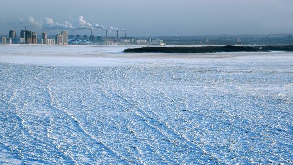 俄紧急情况部专家在俄中冬季运动节现场检查阿穆尔河冰层厚度 - 俄罗斯卫星通讯社