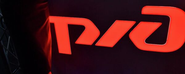 Посетительница у стенда РЖД на выставке Россия, устремленная в будущее в Центральном Манеже в Москве. - 俄羅斯衛星通訊社