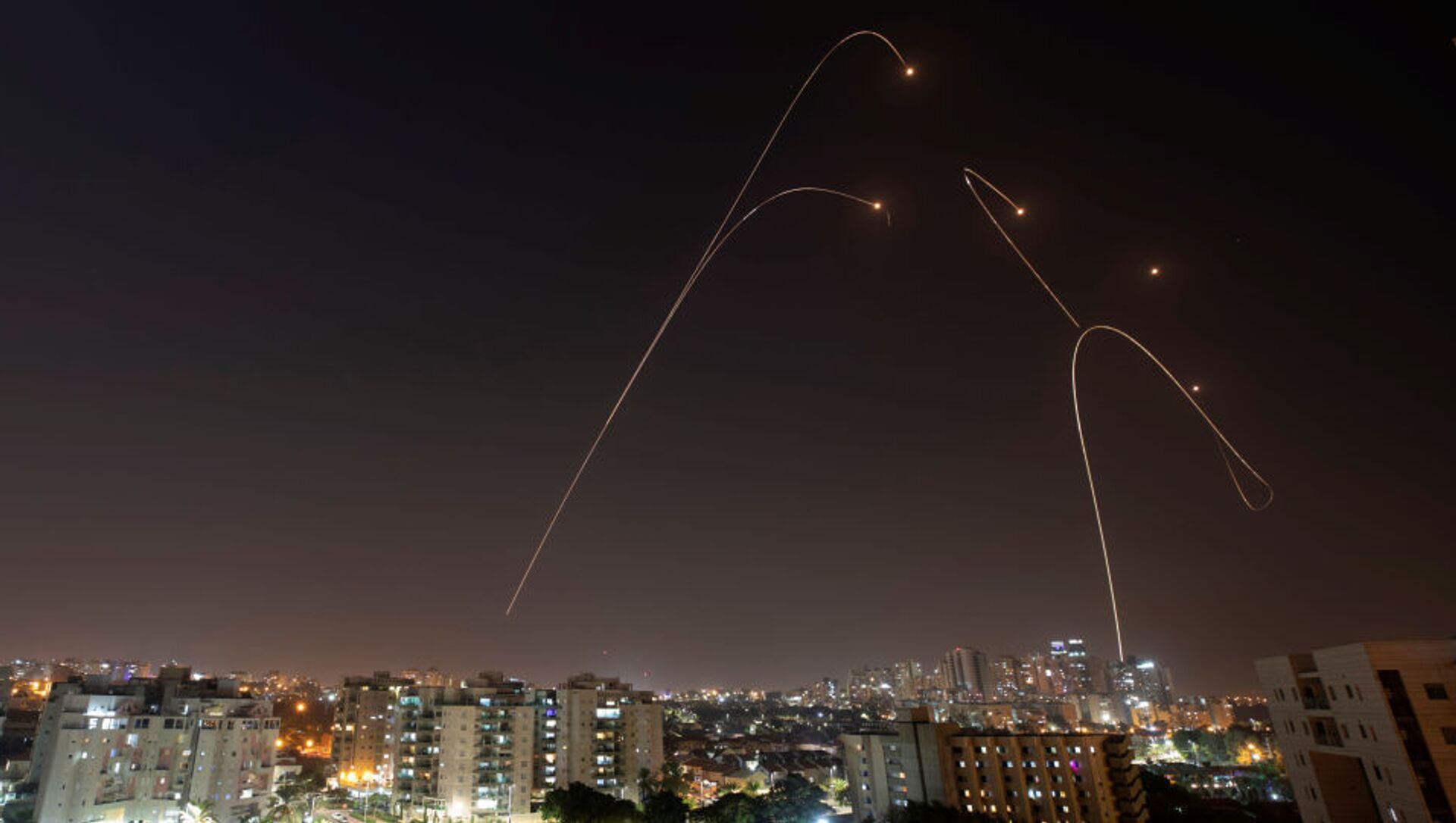 遭150枚火箭弹袭击后，以色列发动空袭造成巴勒斯坦20人死亡_发生冲突