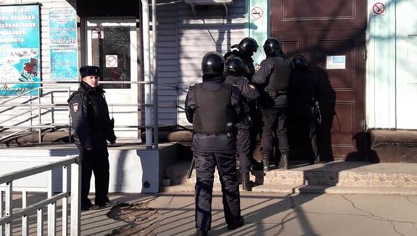 Сотрудники правоохранительных органов возле колледжа в Благовещенске, где произошла стрельба - 俄羅斯衛星通訊社