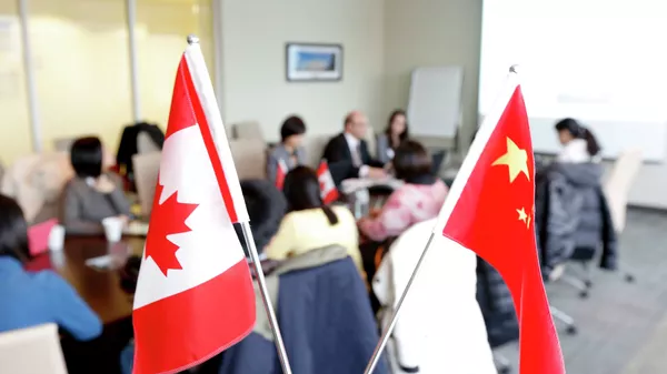 Флаги Канады и Китая - 俄罗斯卫星通讯社