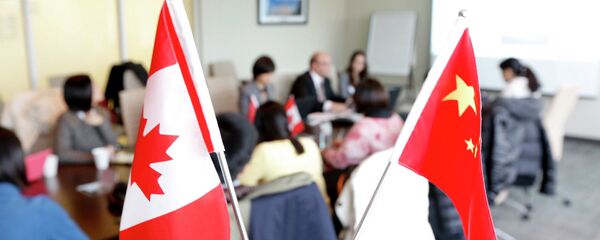 Флаги Канады и Китая - 俄罗斯卫星通讯社