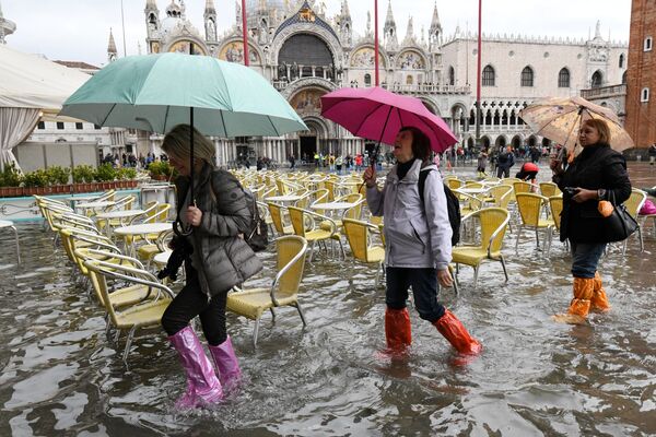 威尼斯水災期間聖馬可廣場上的遊客 - 俄羅斯衛星通訊社