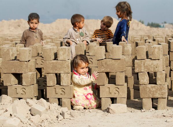 在賈拉勒阿巴德郊外磚廠內玩耍的阿富汗兒童 - 俄羅斯衛星通訊社