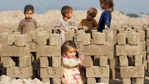 在贾拉勒阿巴德郊外砖厂内玩耍的阿富汗儿童 - 俄罗斯卫星通讯社