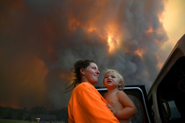 澳大利亞自然火災的煙霧中抱著孩子的女子 - 俄羅斯衛星通訊社