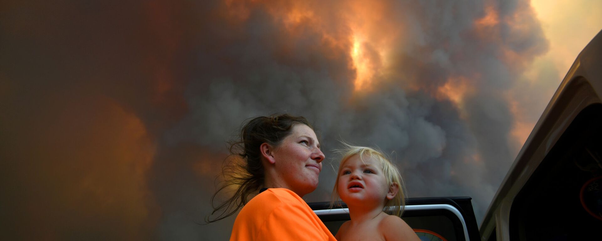 澳大利亚自然火灾的烟雾中抱着孩子的女子 - 俄罗斯卫星通讯社, 1920, 10.12.2019
