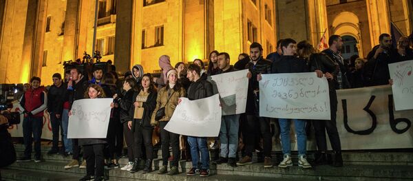 Протестующие возле здания парламента Грузии Протестующие возле здания парламента Грузии - 俄罗斯卫星通讯社