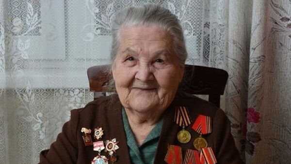 俄伟大卫国战争97岁老兵成视频博主 - 俄罗斯卫星通讯社