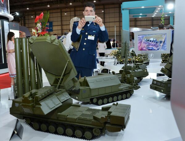 观众观看2019年迪拜航展俄罗斯国防产品出口公司展位的军事装备模型 - 俄罗斯卫星通讯社
