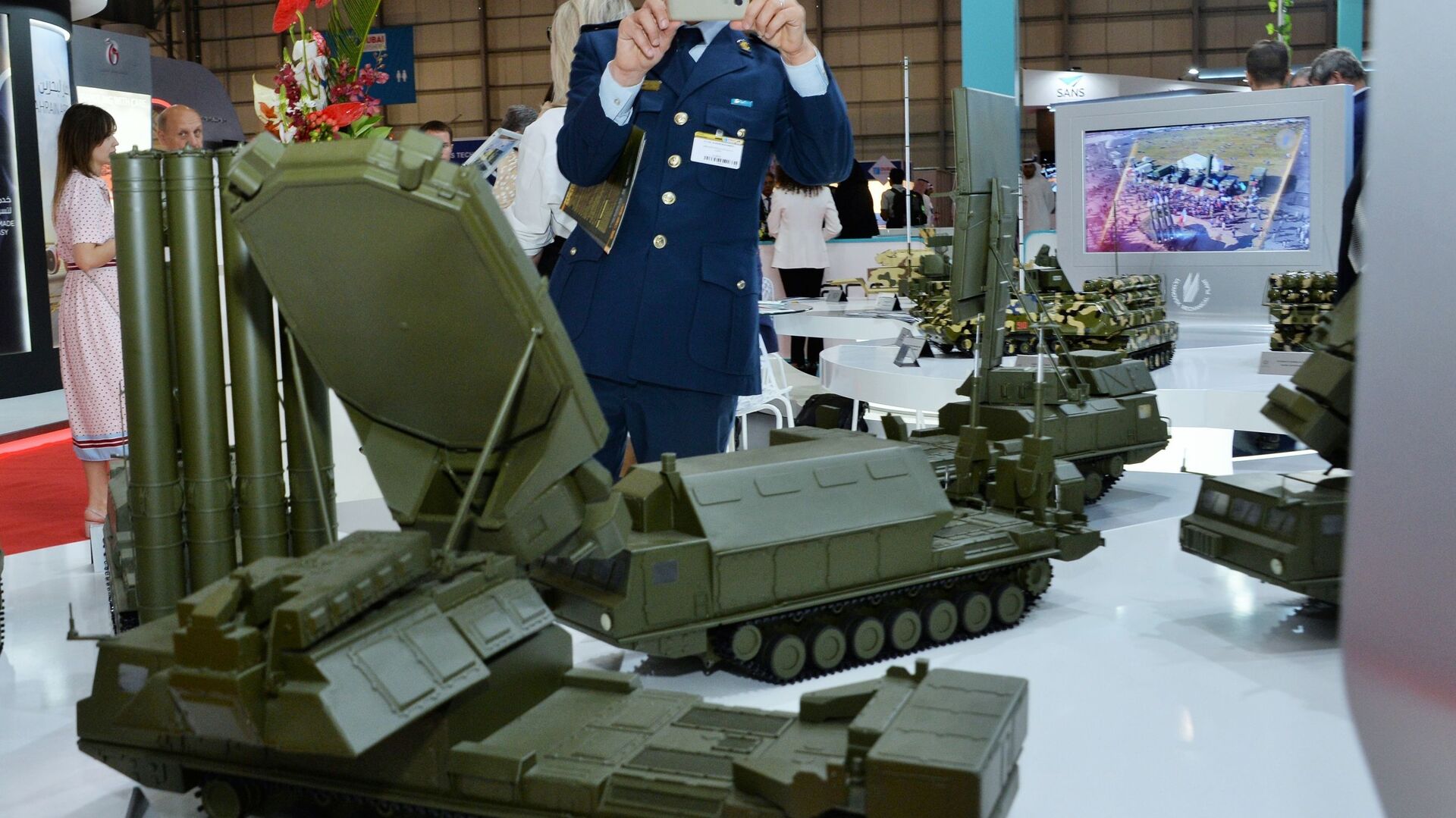 观众观看俄罗斯国防产品出口公司展位的军事装备模型 - 俄罗斯卫星通讯社, 1920, 05.09.2022