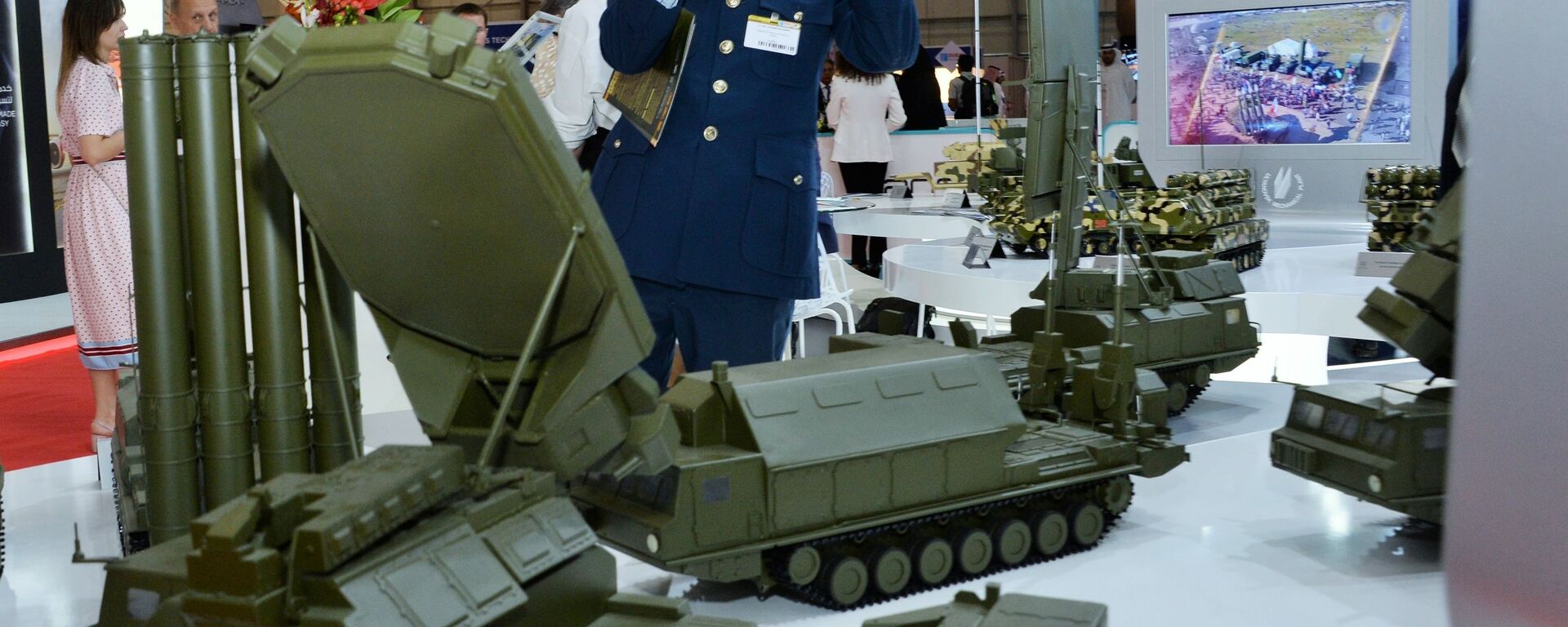 觀眾觀看俄羅斯國防產品出口公司展位的軍事裝備模型 - 俄羅斯衛星通訊社, 1920, 05.09.2022