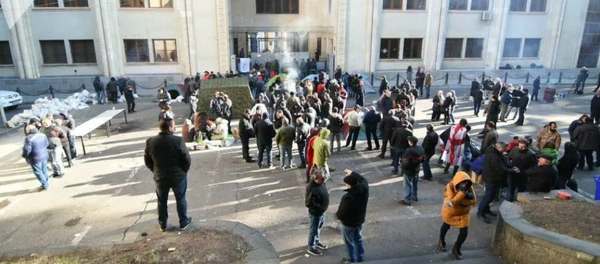 В Тбилиси полиция начала разбирать палатки митингующих - 俄罗斯卫星通讯社
