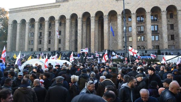 Участники акции протеста в Тбилиси против правящих властей.  - 俄罗斯卫星通讯社