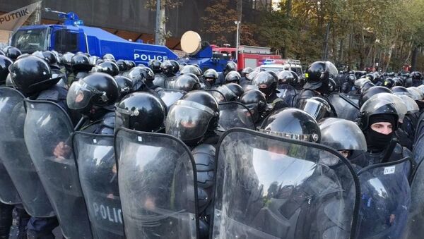В центре Тбилиси силы спецназа начали разгон митинга. 18 ноября 2019 - 俄罗斯卫星通讯社