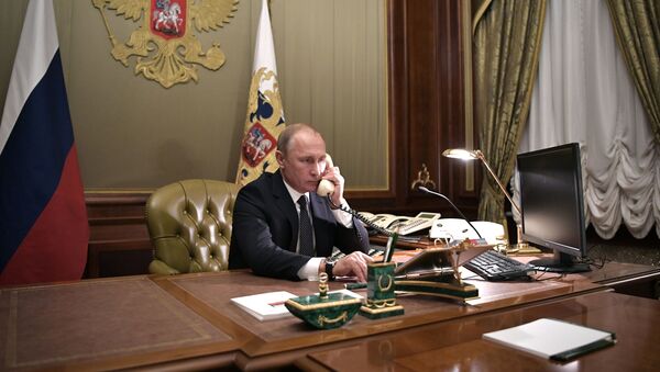 Президент РФ Владимир Путин во время телефонного разговора  - 俄羅斯衛星通訊社