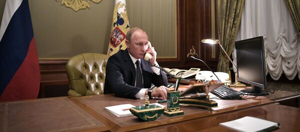 Президент РФ Владимир Путин во время телефонного разговора  - 俄罗斯卫星通讯社