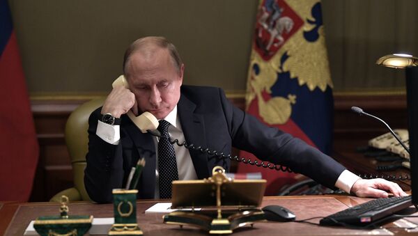 Президент РФ Владимир Путин во время телефонного разговора - 俄羅斯衛星通訊社