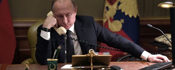 Президент РФ Владимир Путин во время телефонного разговора Президент РФ Владимир Путин во время телефонного разговора - 俄罗斯卫星通讯社