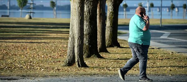 Мужчина во время прогулки по парку Мужчина во время прогулки по парку - 俄羅斯衛星通訊社