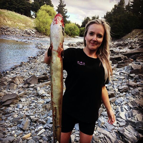 新西蘭獵人辣媽與戰利品合影 - 俄羅斯衛星通訊社