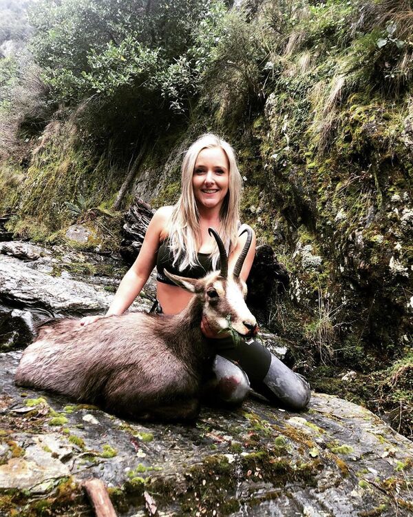 新西蘭獵人辣媽與戰利品合影 - 俄羅斯衛星通訊社