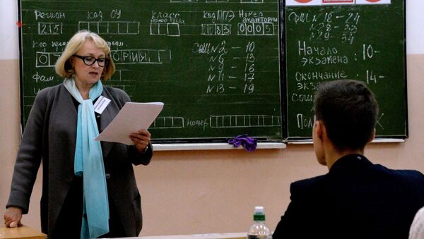 Преподаватель разъясняет ученикам правила сдачи экзамена перед началом единого государственного экзамена - 俄罗斯卫星通讯社