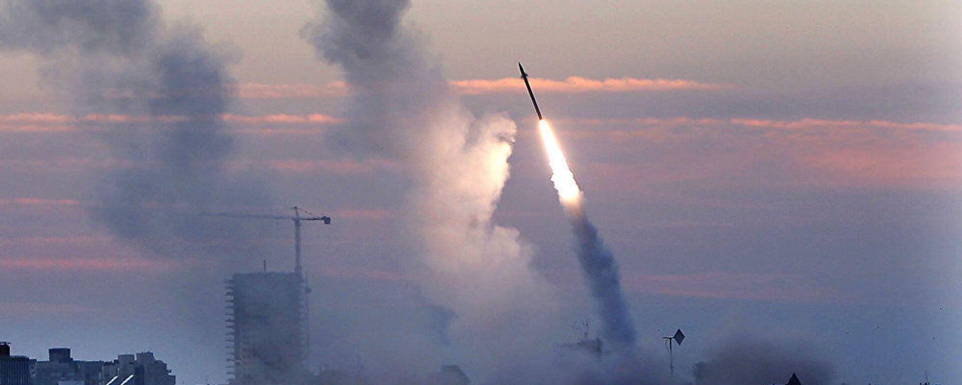 Система обороны «Железный купол» перехватывает ракеты из Газы в портовом городе Ашдод - 俄羅斯衛星通訊社, 1920, 21.05.2021