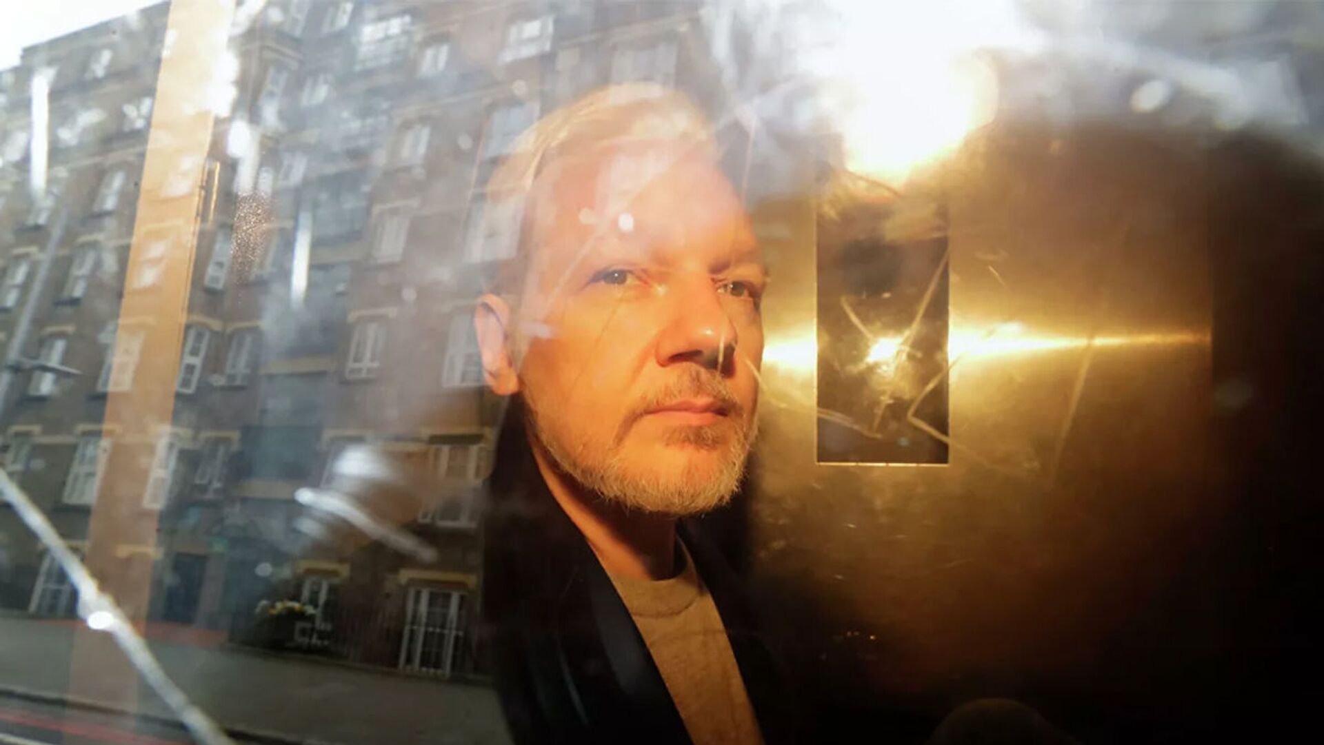 Основатель WikiLeaks Джулиан Ассанж у здания суда в Лондоне, Великобритания. 1 мая 2019. - 俄罗斯卫星通讯社, 1920, 02.04.2022