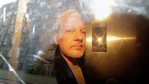 Основатель WikiLeaks Джулиан Ассанж у здания суда в Лондоне, Великобритания. 1 мая 2019. - 俄羅斯衛星通訊社