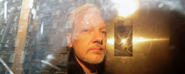 Основатель WikiLeaks Джулиан Ассанж у здания суда в Лондоне, Великобритания.  - 俄罗斯卫星通讯社