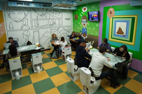 Посетители в тематическом кафе  Crazy Toilet в Москве - 俄羅斯衛星通訊社