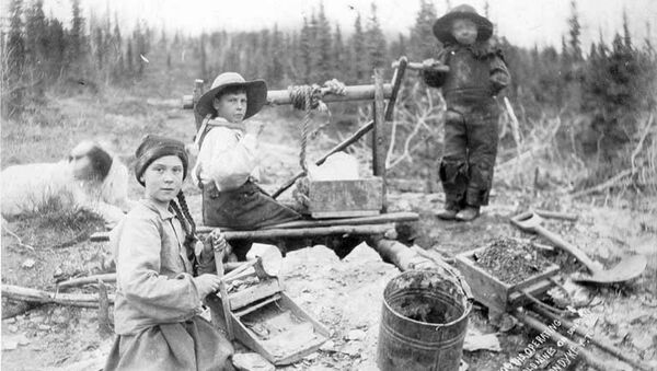 Трое детей, работающие на золотом руднике в Канаде, 1898 год - 俄罗斯卫星通讯社