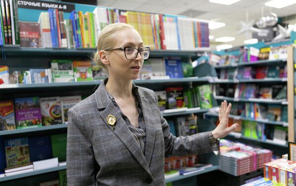 莫斯科书城书籍部副部长欧丽佳·沃尔科娃在中文教科书书架旁 - 俄罗斯卫星通讯社