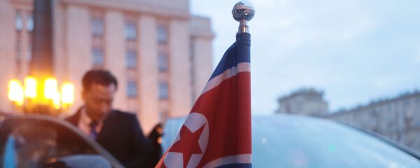 Флаг КНДР на автомобиле у здания МИД РФ, в котором находится первый заместитель главы МИД КНДР Цой Сон Хи после встречи в Москве с министром иностранных дел РФ Сергеем Лавровым - 俄罗斯卫星通讯社