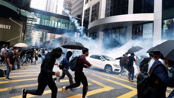 Столкновения протестующих с полицией в Гонконге.  - 俄羅斯衛星通訊社