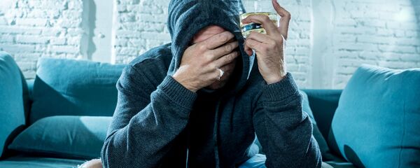 Мужчина со стаканом алкоголя  - 俄罗斯卫星通讯社