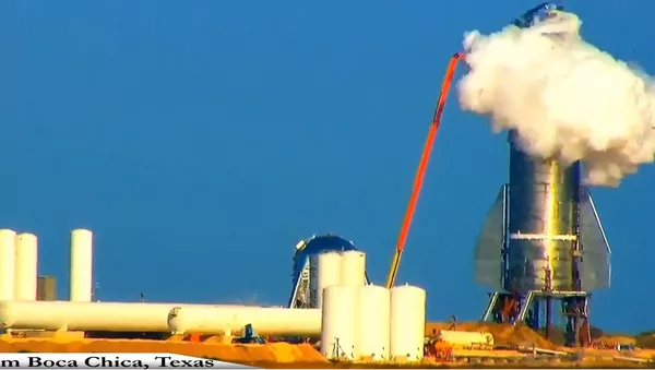 A pressure test failure on SpaceXÕs prototype Starship rocket is seen November 20, 2019, in this still image obtained from a social media video.  - 俄羅斯衛星通訊社