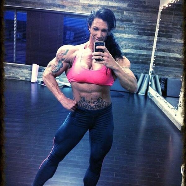 已有三個外孫的外婆炫自己的二頭肌 （圖片） - 俄羅斯衛星通訊社