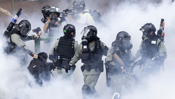 Задержание протестанта полицией в Гонконге - 俄罗斯卫星通讯社
