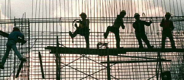 Рабочие возводят арматурную сетку из железных прутьев для бетонной стены подстанции в Маниле Рабочие возводят арматурную сетку из железных прутьев для бетонной стены подстанции в Маниле - 俄罗斯卫星通讯社