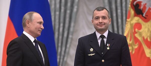 Президент РФ Владимир Путин и командир воздушного судна ОАО Уральские авиалинии Дамир Юсупов (справа), удостоенный звания Героя Российской Федерации, на церемонии вручения государственных наград за выдающиеся достижения в области культуры, медицины, спорта, производства в Екатерининском зале Кремля. Президент РФ Владимир Путин и командир воздушного судна ОАО Уральские авиалинии Дамир Юсупов (справа), удостоенный звания Героя Российской Федерации, на церемонии вручения государственных наград за выдающиеся достижения в области культуры, медицины, спорта, производства в Екатерининском зале Кремля. - 俄罗斯卫星通讯社