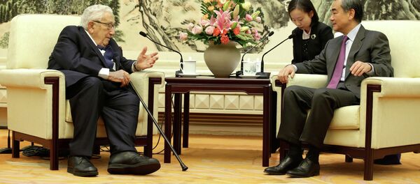 Бывший помощник президента США по национальной безопасности и экс-госсекретарь Генри Киссинджер и глава МИД КНР Ван И - 俄罗斯卫星通讯社